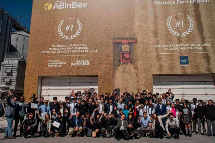 115 alumnos de Quilicura y Renca se gradúan de programa de formación técnica, liderado por Cervecería AB InBev y SOFOFA