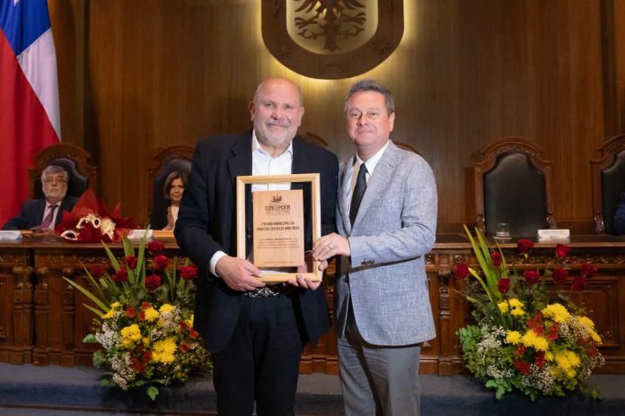 Académico de la UCSC recibe Premio Municipal de Ciencias Sociales en Concepción