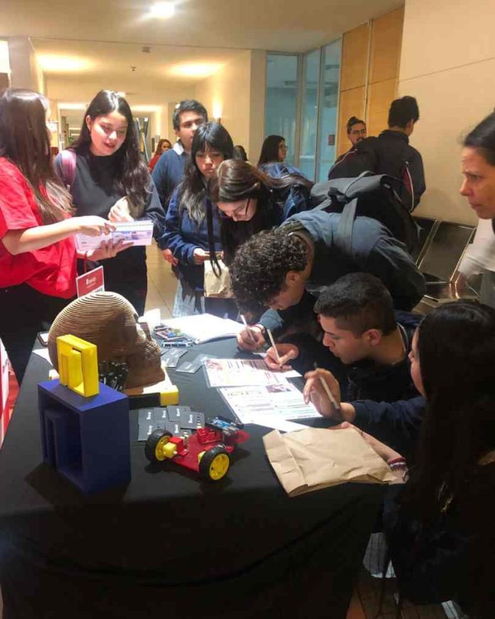 Desde sensores inclusivos hasta juegos que rompen estereotipos estudiantes de liceos técnico profesionales lideran la innovación en sus comunidades Desde sensores inclusivos hasta juegos que rompen estereotipos: estudiantes de liceos técnico profesionales lideran la innovación en sus comunidades