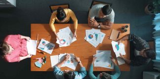 Encuesta PULS 2024: carga administrativa y brechas tecnológicas desafían al liderazgo escolar en Chile