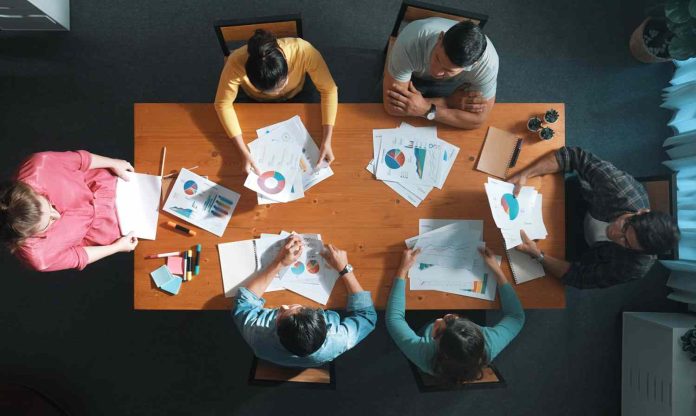 Encuesta PULS 2024: carga administrativa y brechas tecnológicas desafían al liderazgo escolar en Chile