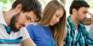 PAES: Especialista entrega consejos para evitar el insomnio y el dolor de guata los días previos a la rendición del examen 