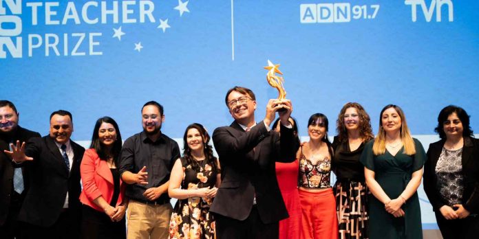 Profesor rural se corona como ganador de la novena versión del Global Teacher Prize Chile