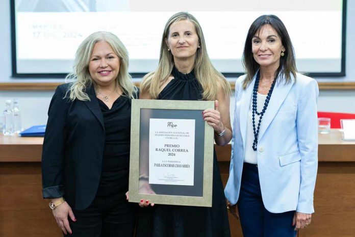ANMPE entregó premio Raquel Correa a Paula Escobar