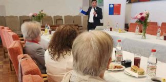 Autoridades regionales se reúnen con docentes jubilados para dialogar sobre proyecto de ley que entrega una solución por la deuda histórica