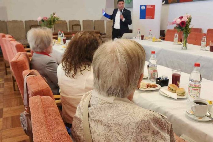 Autoridades regionales se reúnen con docentes jubilados para dialogar sobre proyecto de ley que entrega una solución por la deuda histórica Autoridades regionales se reúnen con docentes jubilados para dialogar sobre proyecto de ley que entrega una solución por la deuda histórica