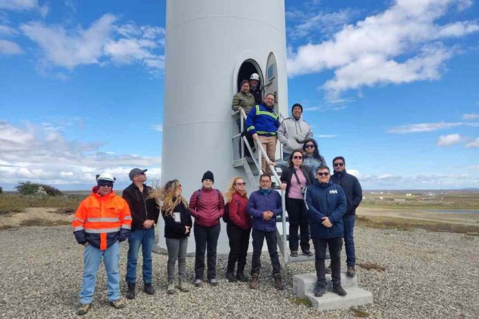Becados de Academia H2V Magallanes visitan Bahía Laredo y Parque Eólico Cabo Negro