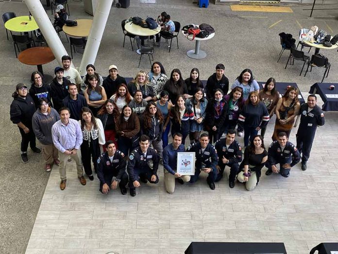 Estudiantes de Duoc UC diseñarán los nuevos cascos de vuelo de la FACH Estudiantes de Duoc UC diseñarán los nuevos cascos de vuelo de la FACH