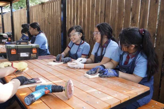Nuevo proyecto de clases al aire libre busca mejorar el aprendizaje escolar y el compromiso con el medioambiente Nuevo proyecto de clases al aire libre busca mejorar el aprendizaje escolar y el compromiso con el medioambiente