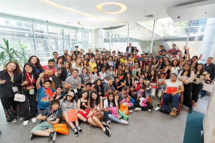 Finalistas fueron recibidos en La Moneda por tercer año consecutivo: Una fiesta de la innovación: Estudiantes de Santa Cruz y Piura ganan la octava versión del premio Los Creadores Finalistas fueron recibidos en La Moneda por tercer año consecutivo: Una fiesta de la innovación: Estudiantes de Santa Cruz y Piura ganan la octava versión del premio Los Creadores