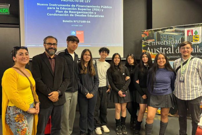 Subsecretario de Educación Superior visitó la región de Los Ríos para presentar el proyecto de ley que pone fin al CAE Subsecretario de Educación Superior visitó la región de Los Ríos para presentar el proyecto de ley que pone fin al CAE