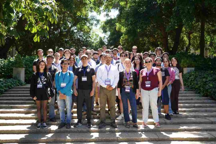 Destacados expositores participan en escuela de verano sobre machine learning y física de la USM