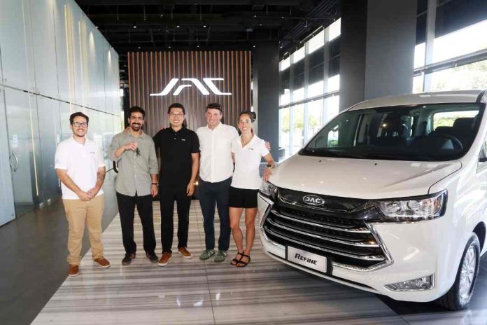 La ONG de un grupo de norteamericanos y chilenos que aspira a enseñar gratis inglés y surf a 600 niños en riesgo social de Valparaíso La ONG de un grupo de norteamericanos y chilenos que aspira a enseñar gratis inglés y surf a 600 niños en riesgo social de Valparaíso