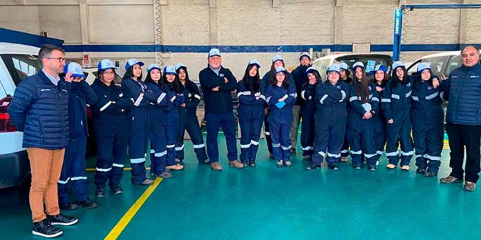 Liceo técnico profesional de Temuco es destacado por fomentar el ingreso de mujeres a la especialidad de Mecánica Automotriz Liceo técnico profesional de Temuco es destacado por fomentar el ingreso de mujeres a la especialidad de Mecánica Automotriz