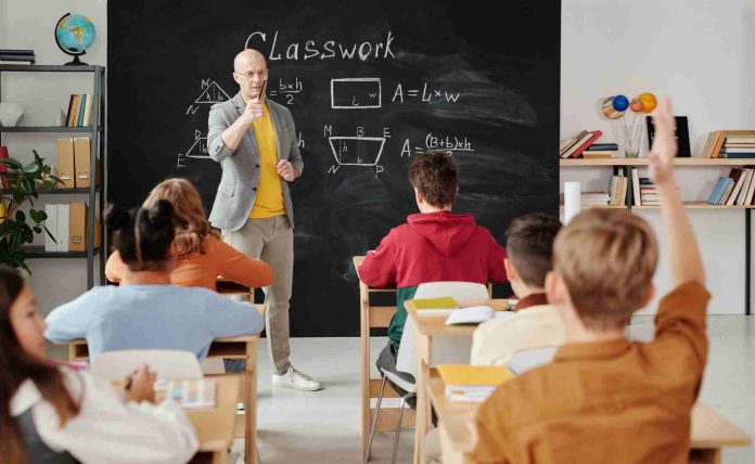 Un 19% menos de docentes idóneos 26 mil profesores harían falta para ejercer la profesión este 2025 Un 19% menos de docentes idóneos: 26 mil profesores harían falta para ejercer la profesión este 2025