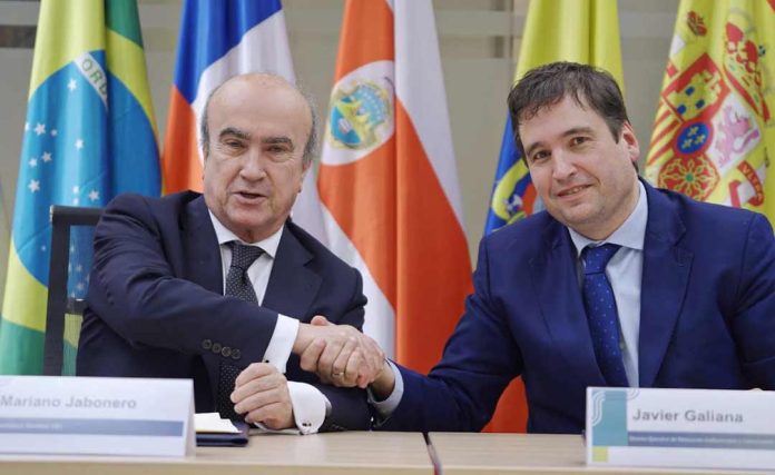 OEI y UNIR renuevan con 440 nuevas becas su compromiso con los estudiantes iberoamericanos OEI y UNIR renuevan con 440 nuevas becas su compromiso con los estudiantes iberoamericanos