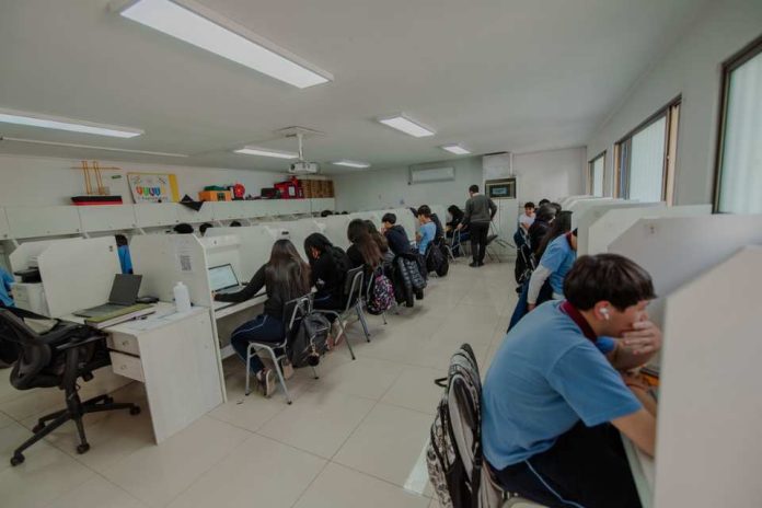 Educación de Calidad La Fórmula de los Liceos Bicentenario para Alcanzar la Excelencia Académica y Destacar en la PAES Educación de Calidad: La Fórmula de los Liceos Bicentenario para Alcanzar la Excelencia Académica y Destacar en la PAES