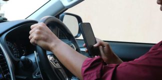 Ley No Chat: Expertos refuerzan llamado a no conducir usando el celular