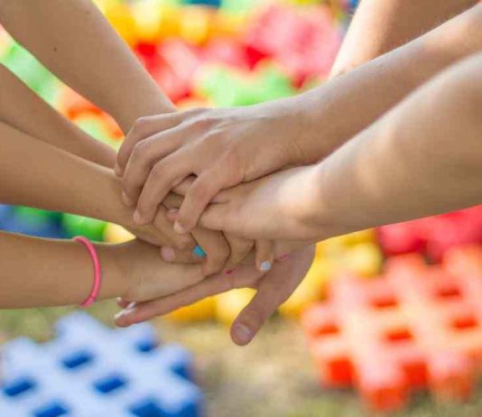 Transformar el mundo empieza por apoyar a quienes lo hacen posible Transformar el mundo empieza por apoyar a quienes lo hacen posible