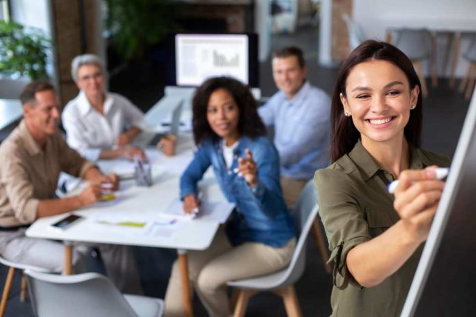Upskilling & reskilling claves para enfrentar la escasez de talento Upskilling & reskilling: claves para enfrentar la escasez de talento