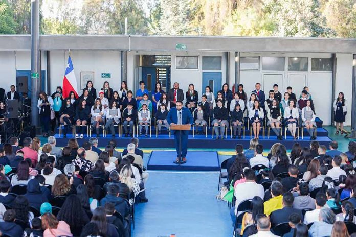 Autoridades del Mineduc inauguraron el año escolar 2025 en liceo municipal de Colina
