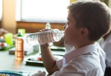 ESTUDIO REVELA QUE ESTUDIANTES EN CHILE PODRÍAN ESTAR INGIRIENDO 240,000 MICROPLÁSTICOS CON CADA BOTELLA PLÁSTICA AL COLEGIO