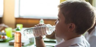 ESTUDIO REVELA QUE ESTUDIANTES EN CHILE PODRÍAN ESTAR INGIRIENDO 240,000 MICROPLÁSTICOS CON CADA BOTELLA PLÁSTICA AL COLEGIO