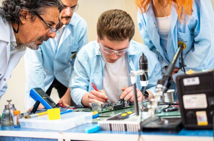 Edtech chilena capacita a docentes para llevar experimentos científicos y enseñanza STEAM al aula