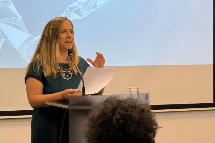 Impulsando el Talento de Mujeres para Chile un desafío que solo se logra desde la colaboración y la conexión del liderazgo y talento de muchos Impulsando el Talento de Mujeres para Chile un desafío que solo se logra desde la colaboración y la conexión del liderazgo y talento de muchos