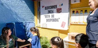 Incentiva la educación parvularia destacando prácticas pedagógicas innovadoras, como fomentar el ejercicio de la democracia en niños y niñas