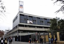 Matrículas de liceos emblemáticos de Santiago siguen en caída libre: Instituto Nacional y Liceo de Aplicación lideran fuga masiva de alumnos