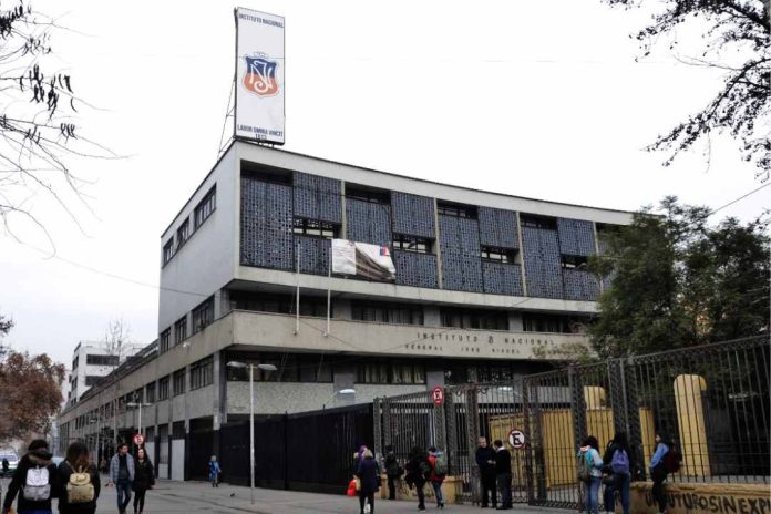 Matrículas de liceos emblemáticos de Santiago siguen en caída libre: Instituto Nacional y Liceo de Aplicación lideran fuga masiva de alumnos Matrículas de liceos emblemáticos de Santiago siguen en caída libre: Instituto Nacional y Liceo de Aplicación lideran fuga masiva de alumnos