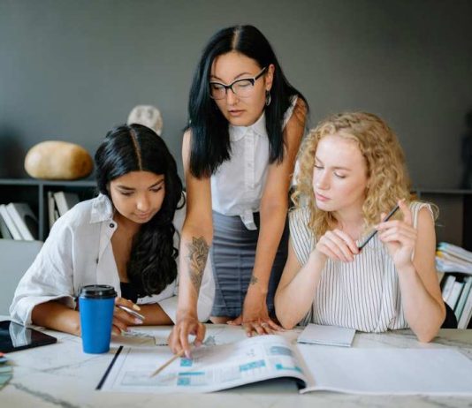 Mujeres en tecnología: el desafío de cerrar la brecha de género y potenciar el liderazgo Mujeres en tecnología: el desafío de cerrar la brecha de género y potenciar el liderazgo