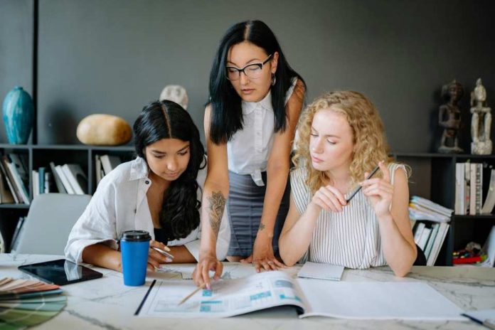 Mujeres en tecnología el desafío de cerrar la brecha de género y potenciar el liderazgo Mujeres en tecnología: el desafío de cerrar la brecha de género y potenciar el liderazgo