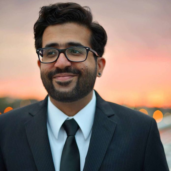 Un personaje famoso y peculiar, un público ávido por ganar dinero rápido o por contactarse con esa celebridad y el poder de difusión de las redes sociales.