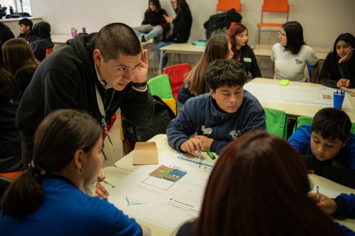 Volando en V el emprendimiento social que previene el bullying en los colegios lanza nueva campaña contra el ciberacoso Volando en V: el emprendimiento social que previene el bullying en los colegios lanza nueva campaña contra el ciberacoso