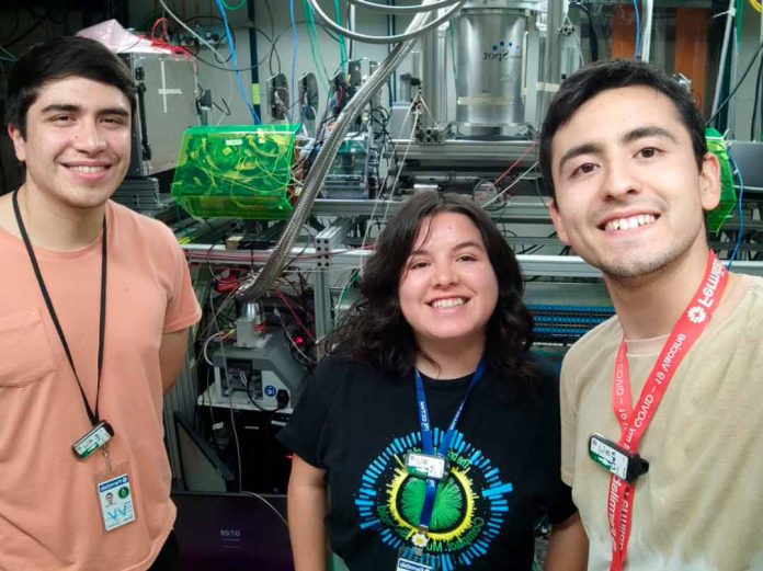 La pasantía de jóvenes científicos chilenos en acelerador de partículas en Estados Unidos La pasantía de jóvenes científicos chilenos en acelerador de partículas en Estados Unidos