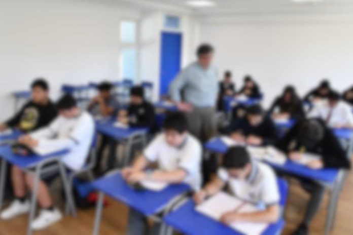 Entre el pupitre y la cámara: reflexiones sobre el caso del Centro Educativo Liceo de San Ramón Entre el pupitre y la cámara: reflexiones sobre el caso del Centro Educativo Liceo de San Ramón