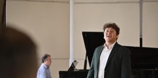 Orgullo chileno: Joven cantante lírico logra avanzar a la semifinal de Paris Opera Competition Joven cantante lírico logra avanzar a la semifinal de Paris Opera Competition