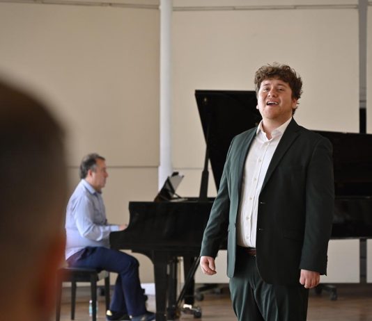 Joven cantante lírico logra avanzar a la semifinal de Paris Opera Competition