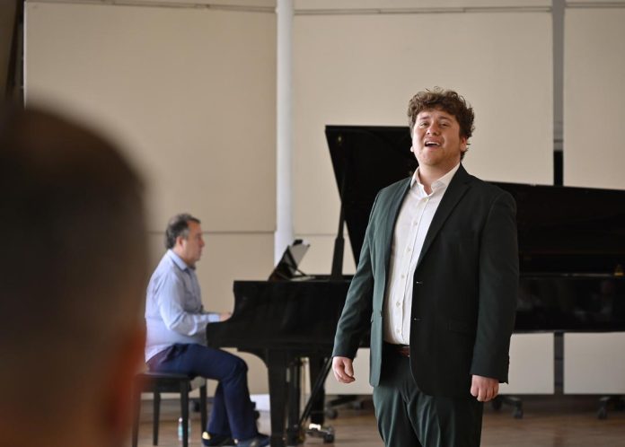 Joven cantante lírico logra avanzar a la semifinal de Paris Opera Competition Joven cantante lírico logra avanzar a la semifinal de Paris Opera Competition