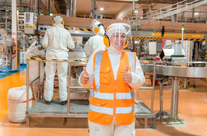 Jóvenes formados en liceos técnicos ingresan al mundo laboral sin dejar sus estudios gracias a Ley de Estatuto Joven Jóvenes formados en liceos técnicos ingresan al mundo laboral sin dejar sus estudios gracias a Ley de Estatuto Joven