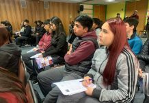 Junto a estudiantes del Liceo Pablo Neruda de Temuco la seremi de Educación Marcela Castro Armijo junto al equipo de la División