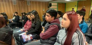 Junto a estudiantes del Liceo Pablo Neruda de Temuco la seremi de Educación Marcela Castro Armijo junto al equipo de la División Junto a estudiantes del Liceo Pablo Neruda de Temuco la seremi de Educación Marcela Castro Armijo junto al equipo de la División