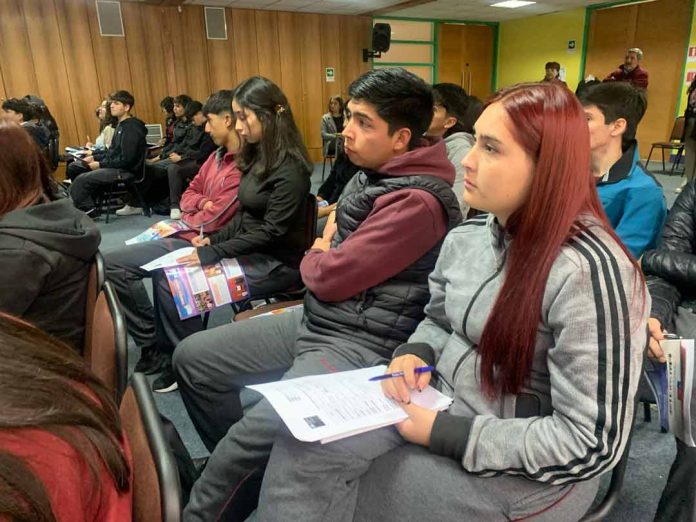 Junto a estudiantes del Liceo Pablo Neruda de Temuco la seremi de Educación Marcela Castro Armijo junto al equipo de la División Junto a estudiantes del Liceo Pablo Neruda de Temuco la seremi de Educación Marcela Castro Armijo junto al equipo de la División
