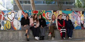 La artista visual Renate Neumann realiza un mural en Duoc Viña