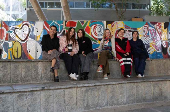 La artista visual Renate Neumann realiza un mural en Duoc Viña La artista visual Renate Neumann realiza un mural en Duoc Viña