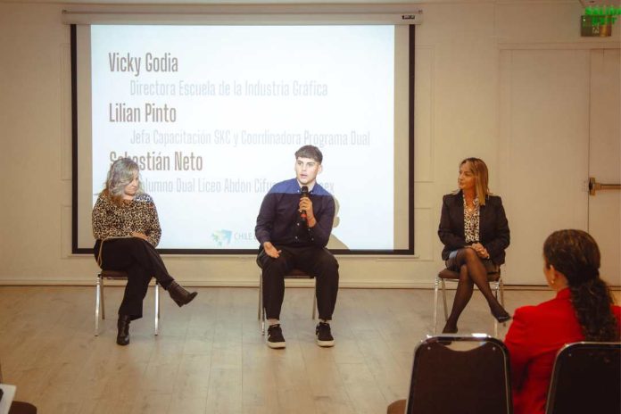 Más de 60 representantes de liceos técnicos se reúnen para fortalecer la educación dual en la Región Metropolitana Más de 60 representantes de liceos técnicos se reúnen para fortalecer la educación dual en la Región Metropolitana