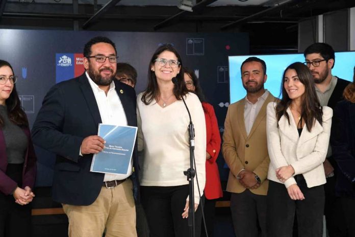 Ministerio de Educación recibe informe de recomendaciones de la Mesa Técnica del Sistema de Admisión Escolar (SAE) Ministerio de Educación recibe informe de recomendaciones de la Mesa Técnica del Sistema de Admisión Escolar (SAE)