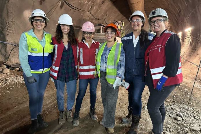 Mujeres Ingenieras de Chile visitan pique de construcción de Metro Mujeres Ingenieras de Chile visitan pique de construcción de Metro